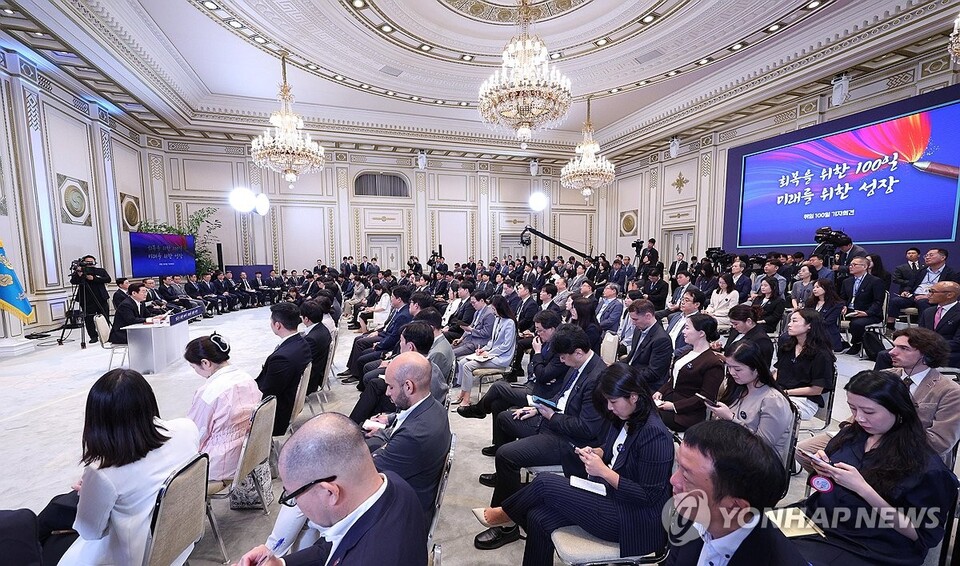 이재명 대통령이 11일 청와대 영빈관에서 취임 100일 기자회견을 하고 있다. [대통령실통신사진기자단=연합뉴스]