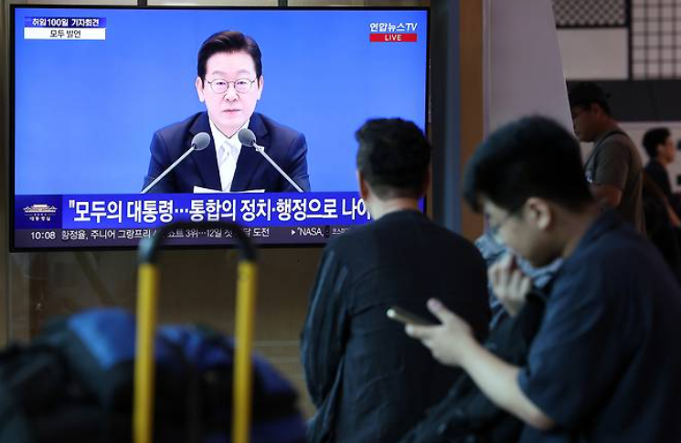 11일 오전 서울 용산구 서울역 대합실에서 시민들이 이재명 대통령 취임 100일 기자회견 방송을 보고 있다.(연합뉴스)