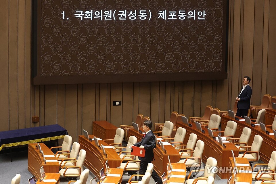 불법 정치자금 수수 혐의를 받는 국민의힘 권성동 의원이 11일 국회 본회의에서 자신의 체포동의안에 대해 투표하고 있다.(사진=연합뉴스)