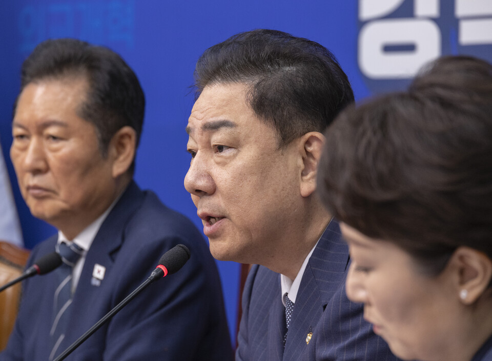 더불어민주당 김병기 원내대표가 8일 국회에서 열린 최고위원회에서 발언하고 있다. (연합뉴스)