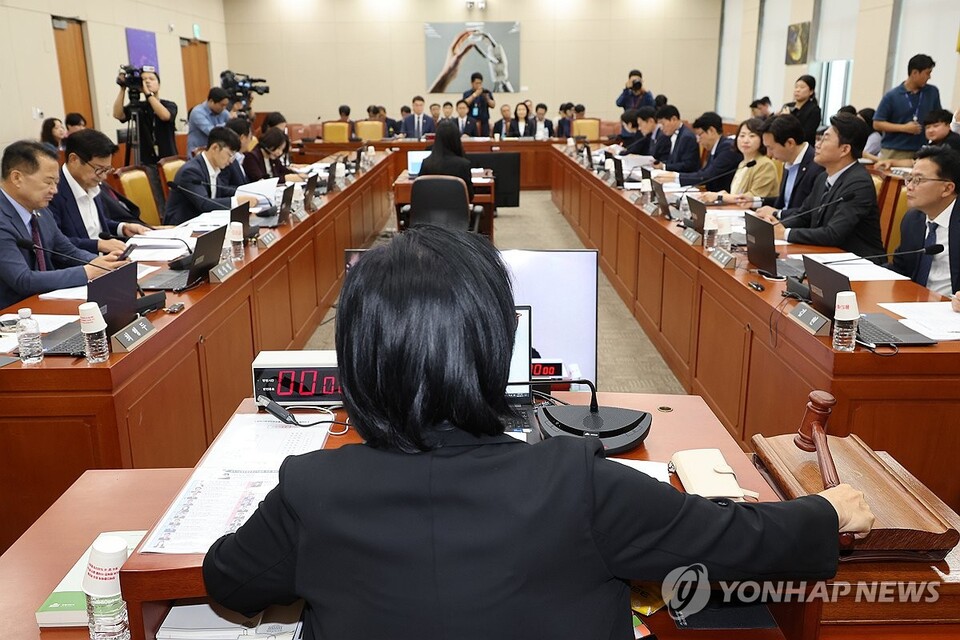 11일 서울 여의도 국회에서 열린 과학기술정보방송통신위원회 전체회의에서 최민희 위원장이 의사봉을 두드리고 있다.(사진=연합뉴스)