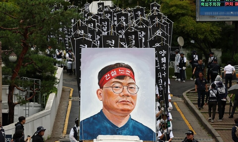 2023년 6월 22일 서울대병원 장례식장에서 발인 미사를 마친 민주노총 건설노조 간부 양회동 씨의 장례행렬이 서대문구 경찰청으로 향하고 있다.(사진=연합뉴스)