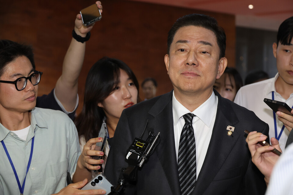 더불어민주당 김병기 원내대표가 11일 서울 여의도 국회 본회의에 참석하며 취재진의 질문을 받고 있다. (연합뉴스)