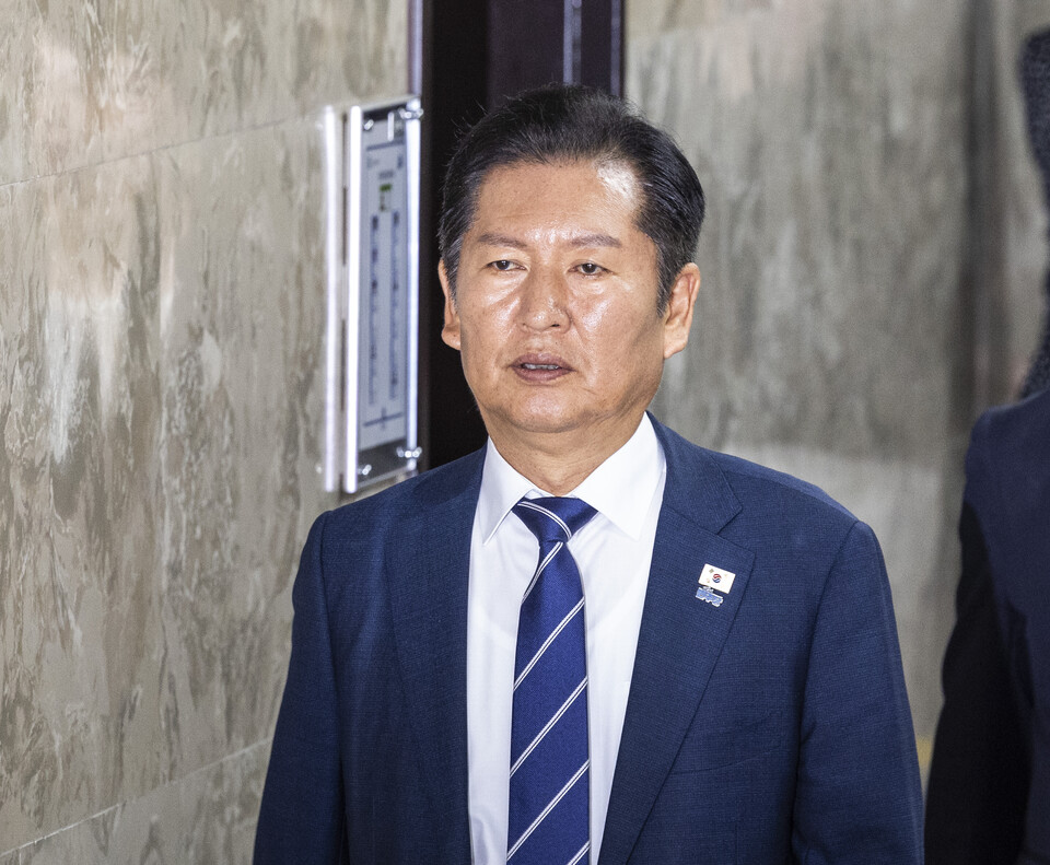 더불어민주당 정청래 대표가 11일 국회에서 본회의를 앞두고 열린 비공개 의원총회에 입장하고 있다. (연합뉴스)