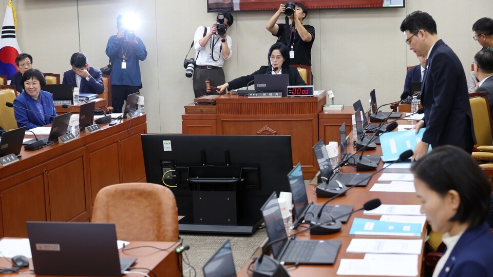 11일 서울 여의도 국회에서 열린 과학기술정보방송통신위원회 전체회의에서 최민희 위원장이 의사봉을 두드리고 있다 (사진=연합뉴스)
