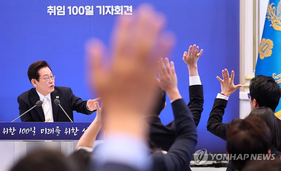 이재명 대통령이 11일 청와대 영빈관에서 열린 취임 100일 기자회견 '회복을 위한 100일, 미래를 위한 성장'에서 취재진 질문을 받고 있다. (서울=연합뉴스)