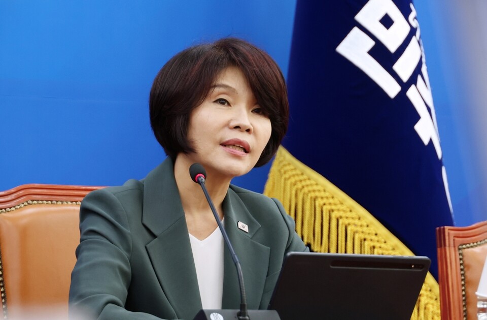 더불어민주당 한정애 정책위의장이 지난 14일 서울 여의도 국회에서 정부조직 개편 등 현안 관련 기자간담회를 하고 있다 (사진=연합뉴스)