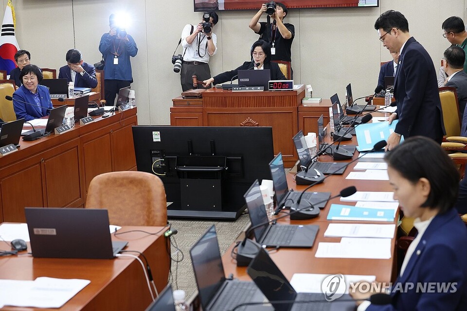 11일 서울 여의도 국회에서 열린 과학기술정보방송통신위원회 전체회의에서 최민희 위원장이 의사봉을 두드리고 있다.(사진=연합뉴스)
