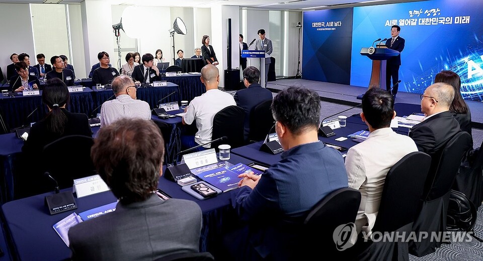 이재명 대통령이 8일 서울 중구 서울스퀘어에서 열린 국가인공지능(AI) 전략위원회 출범식에서 발언하고 있다. (서울=연합뉴스)