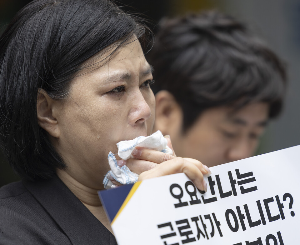 19일 서울 중구 서울고용노동청 앞에서 열린 MBC 기상캐스터였던 고(故) 오요안나씨 특별감독결과 규탄 기자회견에서 오씨의 어머니 장연미 씨가 눈물을 흘리고 있다. (연합뉴스)