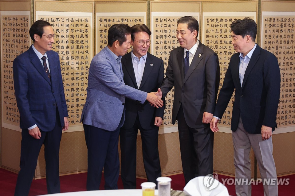 더불어민주당 정청래 대표와 김병기 원내대표가 14일 서울 종로구 총리 공관에서 열린 당·정·대(더불어민주당·정부·대통령실) 고위급 만찬회동에서 만나 밝은 표정으로 악수하고 있다.(연합뉴스)
