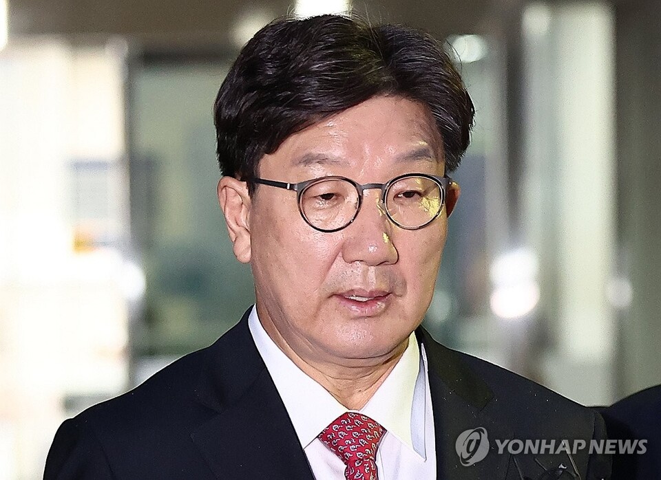 윤석열 정부와 통일교 간 '정교 유착'의 발단으로 지목된 국민의힘 권성동 의원이 16일 서울 서초구 서울중앙지법에서 열린 구속 전 피의자 심문(영장실질심사)을 마친 뒤 대기 장소인 서울구치소로 향하고 있다.(사진=연합뉴스)