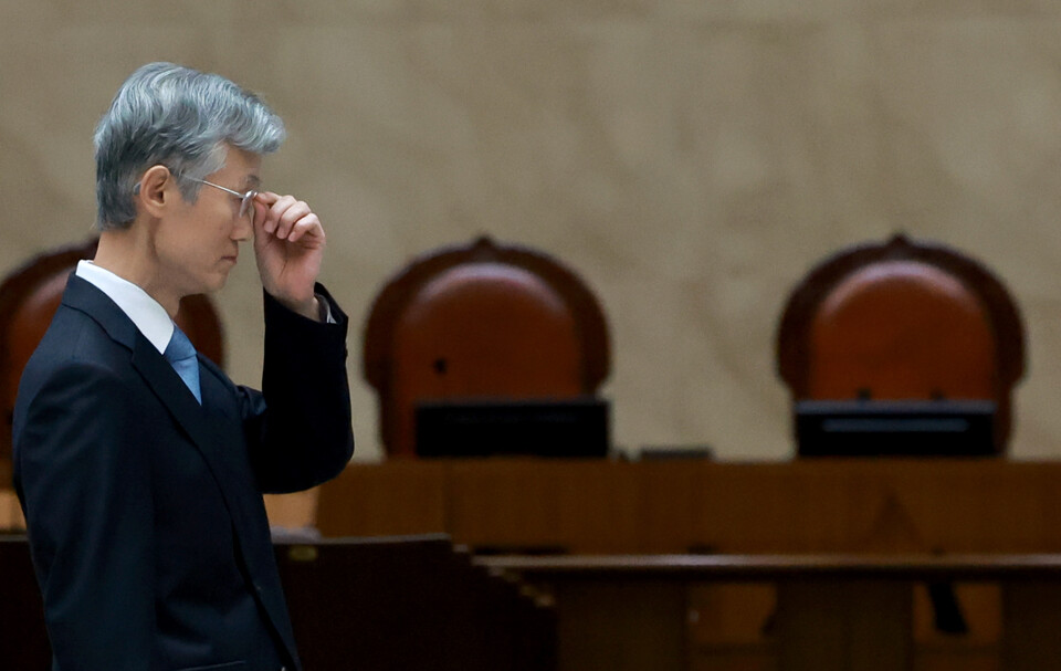 조희대 대법원장이 9월12일 서울 서초구 대법원 중앙홀에서 열린 '2025 대한민국 법원의 날 기념식'에서 시상에 앞서 안경을 고쳐 쓰고 있다.(연합뉴스)