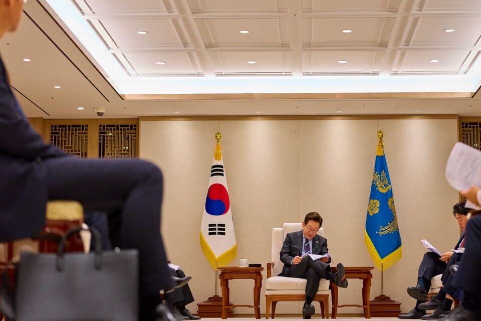 이재명 대통령이 참모진과 회의하는 모습 (이재명 대통령 인스타그램)