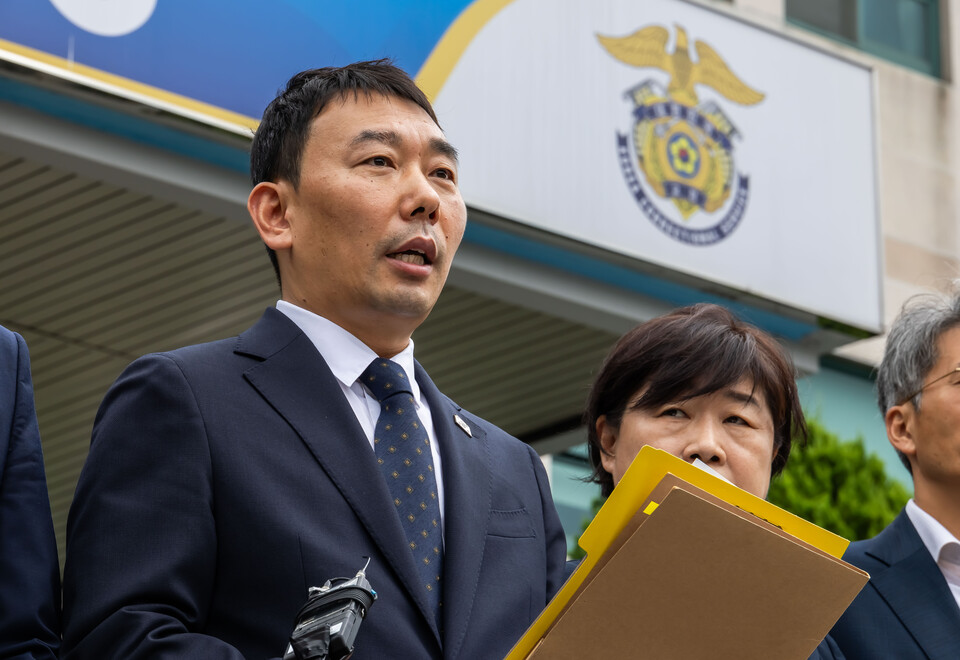 국회 법사위 소속 더불어민주당 김용민 간사가 1일 경기도 의왕시 서울구치소에서 열린 현장검증을 마치고 브리핑을 하고 있다. (연합뉴스)