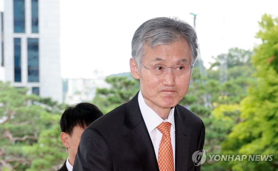 조희대 대법원장이 18일 서울 서초구 대법원으로 출근하고 있다(연합뉴스)