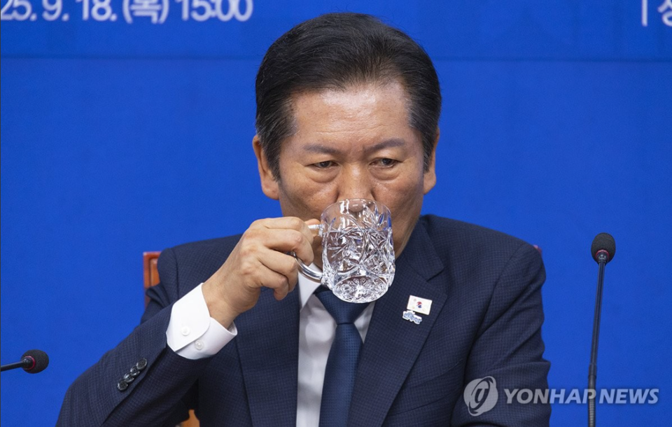 더불어민주당 정청래 대표가 18일 국회에서 열린 2025 더불어민주당 서울·인천·강원 예산정책협의회에 참석해 발언을 마친 뒤 물을 마시고 있다(연합뉴스)