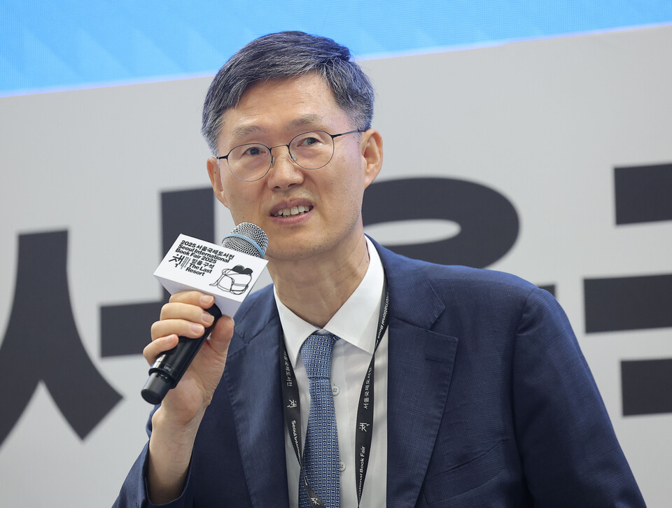 문형배 전 헌법재판소장 권한대행이 22일 서울 강남구 코엑스에서 '어른 김장하의 씨앗'이라는 제목으로 열린 서울국제도서전 북토크에 참석해 발언하고 있다. (연합뉴스)