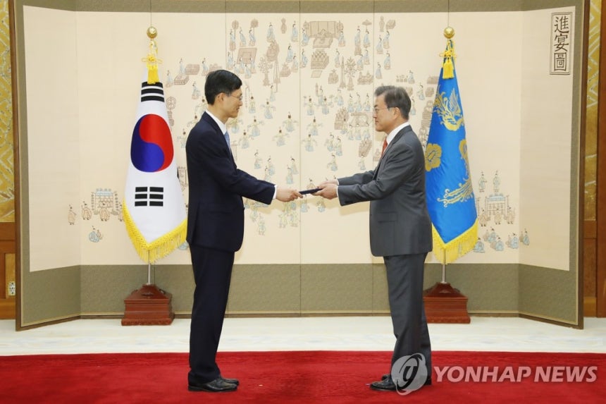 문재인 대통령이 25일 오후 청와대에서 문형배 신임 헌법재판소 재판관에게 임명장을 수여하고 있다. (연합뉴스)