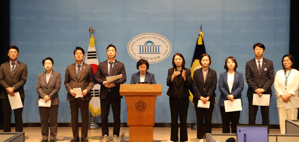 19일 과방위 소속 민주당·혁신당 의원들이 국회 소통관에서 '이진숙 방통위원장 사퇴 촉구' 기자회견을 하고 있다.(사진=이훈기 민주당 의원 SNS 갈무리)