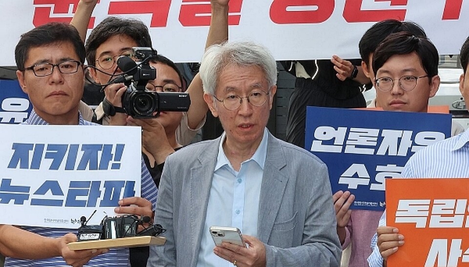 지난 2023년 9월 14일 당시 김용진 뉴스타파 대표가 서울 중구 뉴스타파 앞에서 검찰 압수수색 관련 입장을 발표하고 있다(사진=연합뉴스)