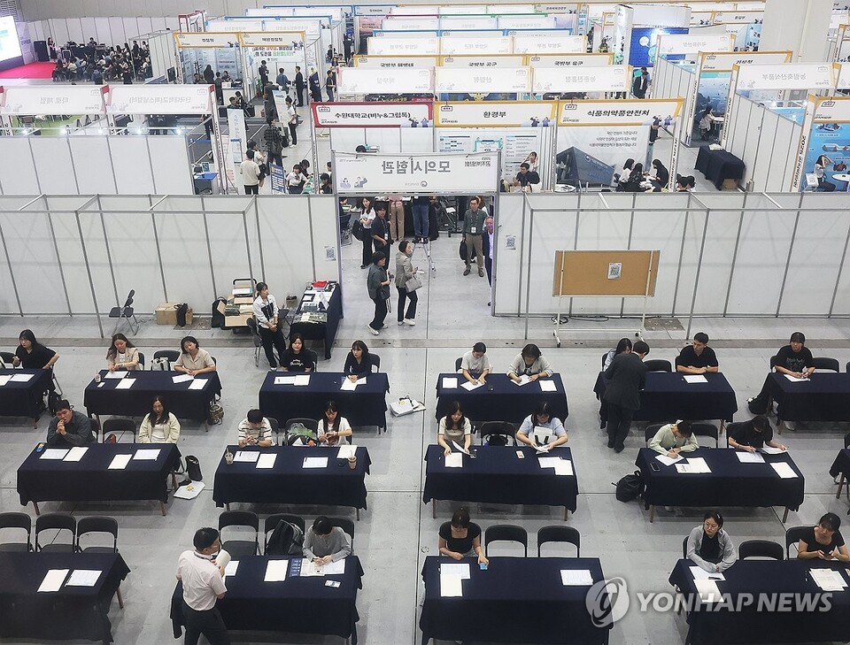 10일 경기도 수원시 영통구 수원컨벤션센터에서 열린 '2025 공직박람회'에서 관람객들이 공무원 모의시험을 치르고 있다. (수원=연합뉴스)