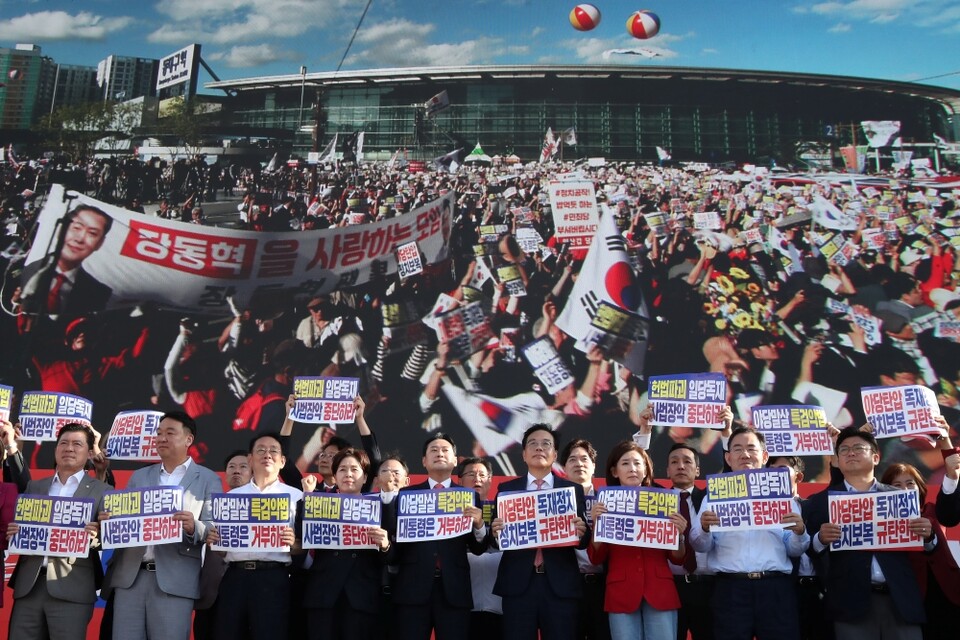 국민의힘 장동혁 대표와 송언석 원내대표 등 국민의힘 관계자들이 지난 21일 대구 동구 동대구역 광장에서 열린 장외집회에 참석한 모습 (사진=연합뉴스)