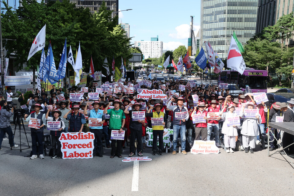 민주노총, 이주노조 등 조합원들이 21일 서울고용노동청 본청 앞에서 열린 2025 민주노총 전국이주노동자대회에서 강제노동 철폐, 노동권 보장 등을 촉구하고 있다. (연합뉴스)