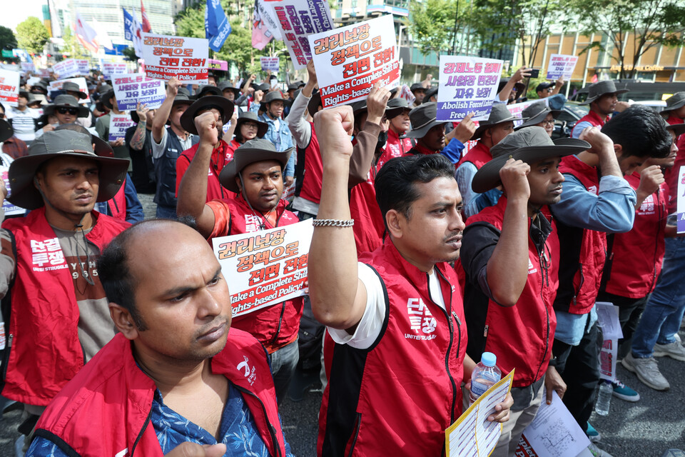 민주노총, 이주노조 등 조합원들이 21일 서울고용노동청 본청 앞에서 열린 2025 민주노총 전국이주노동자대회에서 강제노동 철폐, 노동권 보장 등을 촉구하고 있다. (연합뉴스)
