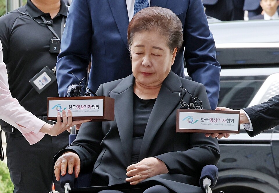 '정교유착 국정농단' 의혹을 받는 한학자 통일교 총재가 지난 22일 서울중앙지법에서 구속 전 피의자 심문(영장실질심사)을 받기 위해 출석하는 모습 (사진=연합뉴스)