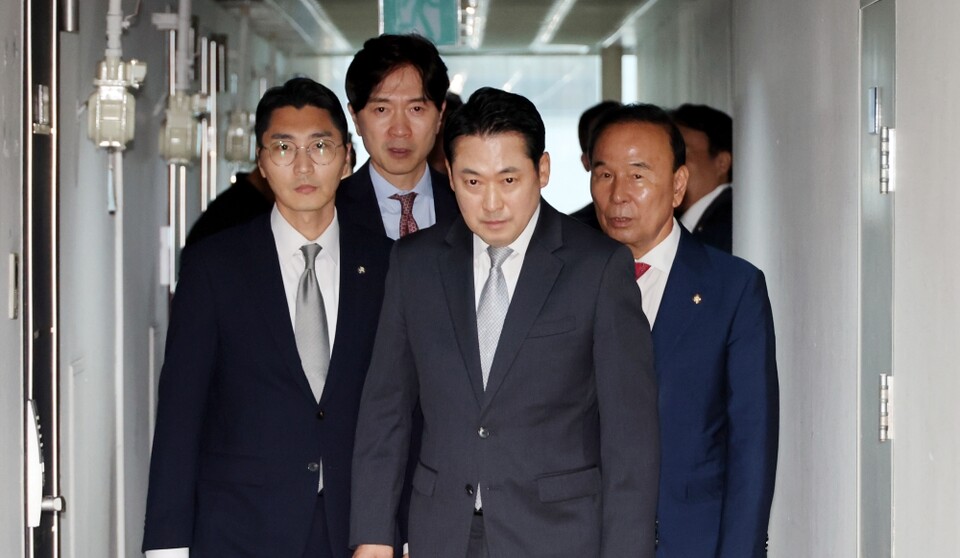 지난 18일 국민의힘 장동혁 대표가 김건희 특검의 압수수색을 막기 위해 서울 여의도의 한 오피스텔에 위치한 당원명부 데이터베이스(DB) 관리업체로 들어가는 모습 (사진=연합뉴스)