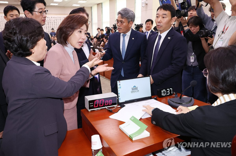 22일 서울 여의도 국회 법제사법위원회에서 열린 '건진법사 관봉권 띠지' 분실 관련 검찰개혁 입법청문회에서 국민의힘 나경원 의원 등 위원들이 추미애 위원장의 질서유지권 발동 등에 항의하고 있다(연합뉴스)