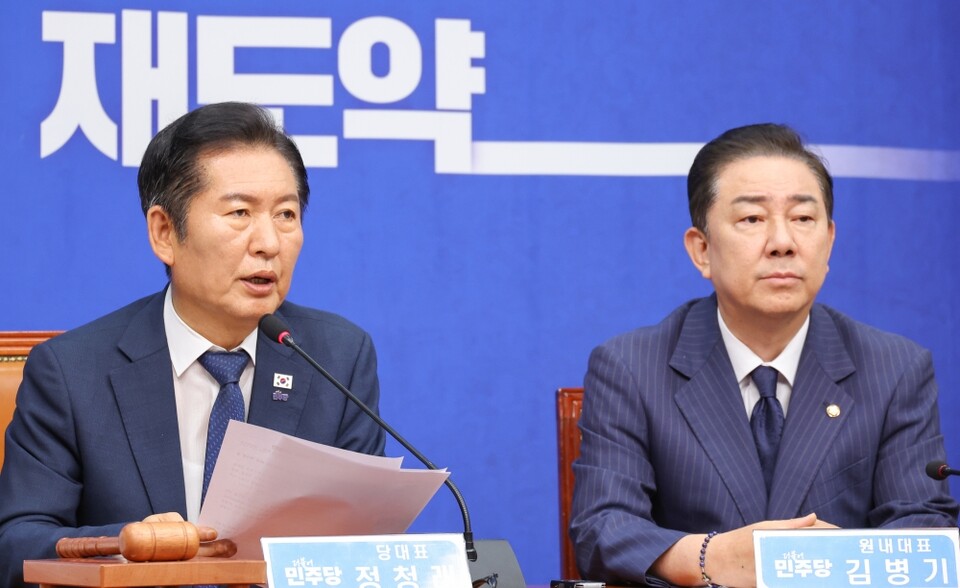 더불어민주당 정청래 대표가 24일 서울 여의도 국회에서 열린 최고위원회의에서 발언하고 있다. 오른쪽은 김병기 원내대표 (사진=연합뉴스)