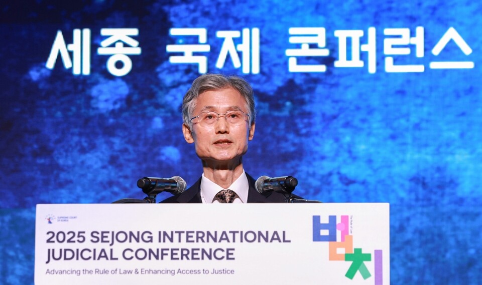 조희대 대법원장이 지난 22일 서울 중구 신라호텔에서 열린 '2025 세종 국제 콘퍼런스' 개회식에서 개회사를 하고 있다 (사진=연합뉴스)
