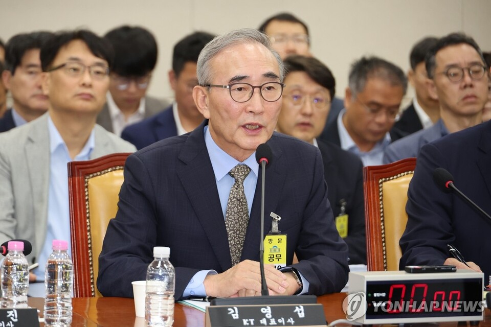 김영섭 KT 대표이사가 24일 국회 과학기술정보방송통신위원회에서 열린 통신·금융 대규모 해킹사고에 대한 청문회에서 위원 질의에 답하고 있다.(사진=연합뉴스)