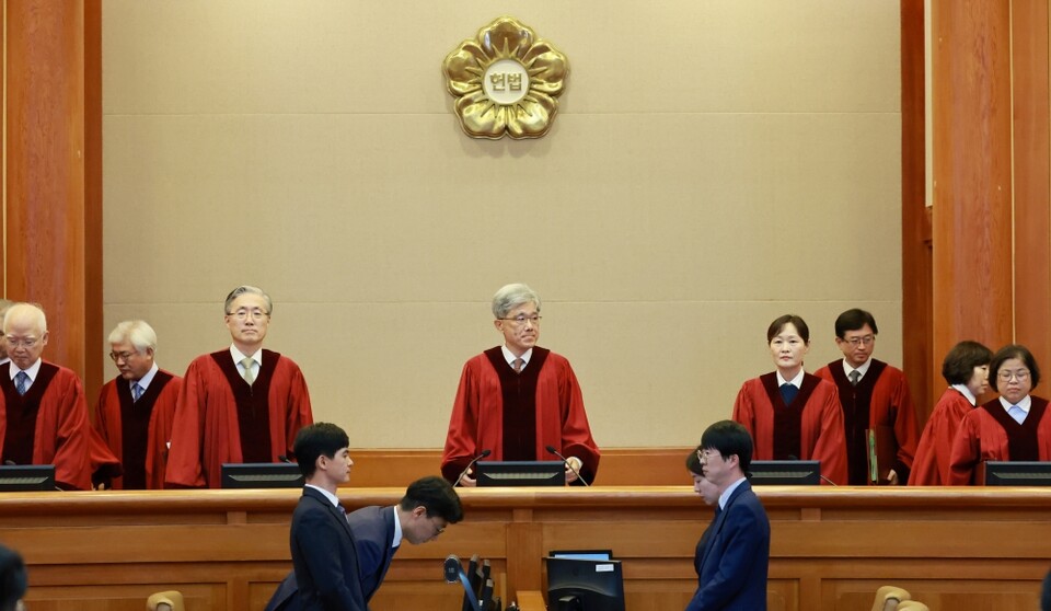 김상환 헌법재판소장과 헌법재판관들이 지난 9일 서울 종로구 헌법재판소 대심판정에서 열린 조지호 경찰청장 탄핵심판 사건 첫 변론기일에 입장하는 모습 (사진=연합뉴스)