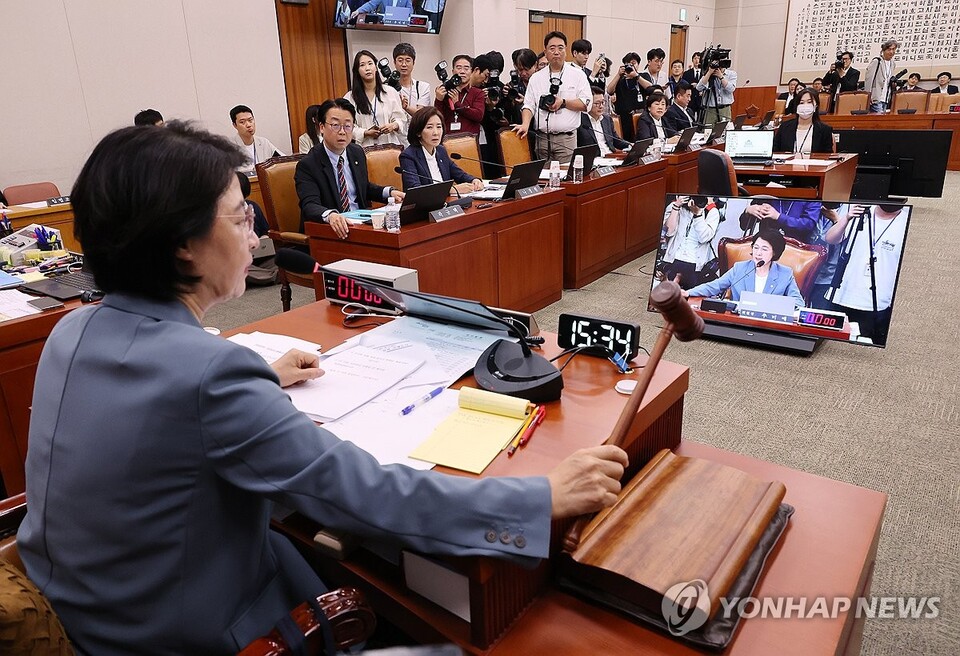 24일 서울 여의도 국회에서 열린 법제사법위원회 전체회의에서 더불어민주당 소속 추미애 위원장이 의사봉을 두드리고 있다. (사진=연합뉴스)
