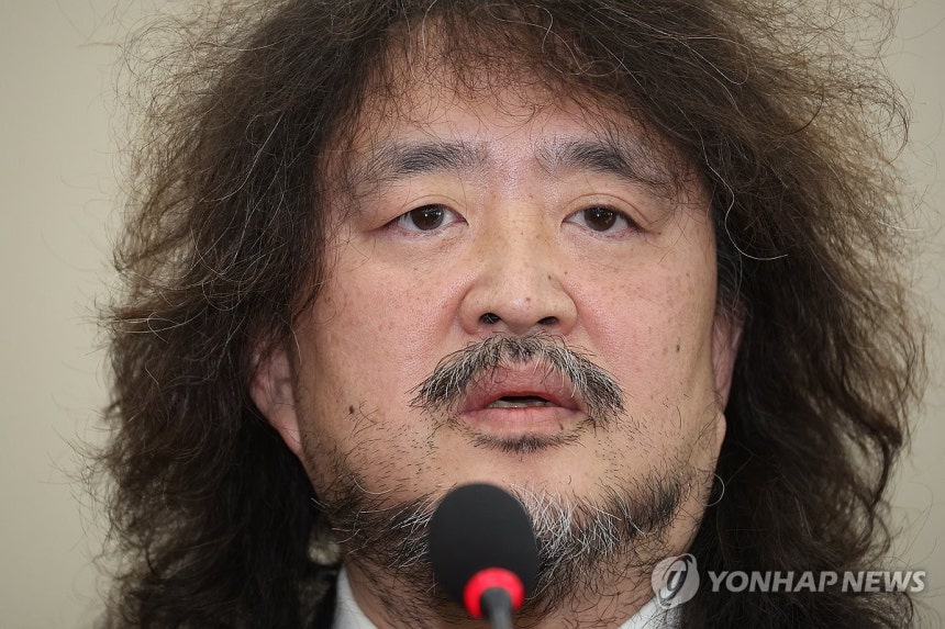 2024년 12월 13일 서울 여의도 국회에서 12·3 비상계엄에서의 국가기간방송 KBS 및 관계기관의 역할 등에 대한 현안질의 등을 위해 열린 과학기술정보방송통신위원회 전체회의에서 방송인 김어준 씨가 질의에 답변하고 있다. (연합뉴스)