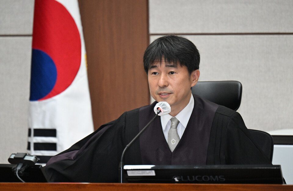 지귀연 부장판사가 4월 21일 서울 서초구 서울중앙지법에서 열린 윤석열 전 대통령 내란 우두머리 혐의 형사재판 2차 공판에서 취재진들의 퇴장을 명령하고 있다. (연합뉴스)