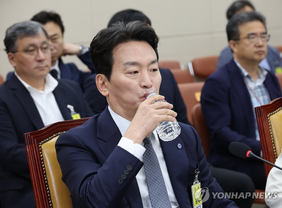 26일 서울 여의도 국회에서 열린 과학기술정보방송통신위원회 전체회의에서 박장범 KBS 사장이 물을 마시고 있다(연합뉴스)