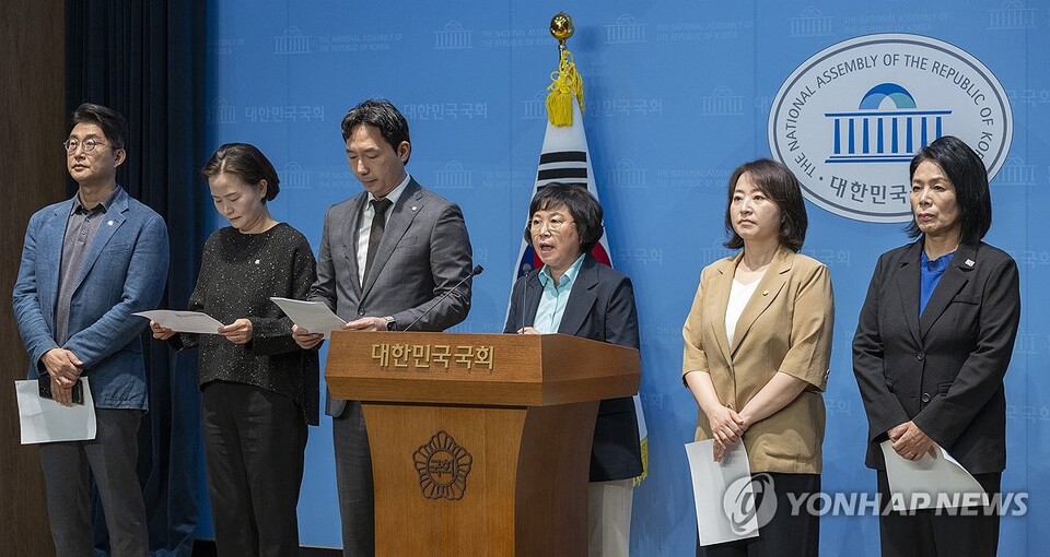 더불어민주당ㆍ조국혁신당 소속 과학기술정보방송통신위원회 소속 의원들이 28일 국회에서 전날 국회 본회의에서 통과된 방송미디어통신위원회 설치법 관련 기자회견을 하고 있다.(사진=연합뉴스)