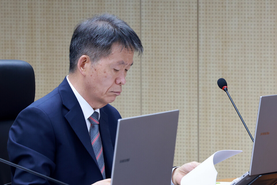 김용원 국가인권위원회 상임위원이 5월 26일 서울 중구 인권위에서 열린 제11차 전원위원회에 참석해 개회를 기다리며 자료를 살피고 있다. (연합뉴스)