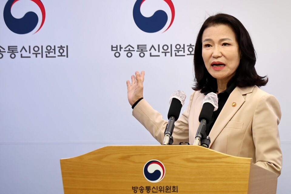 이진숙 방송통신위원장이 29일 오후 정부과천청사 방통위 기자실에서 부처 명칭이 적인 백보드를 가리키며 방송미디어통신위원회 설치법에 대한 입장 표명을 하고 있다 (사진=연합뉴스)