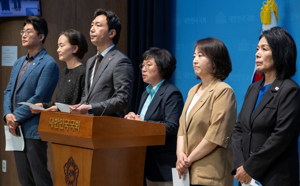 더불어민주당ㆍ조국혁신당 소속 과학기술정보방송통신위원회 소속 의원들이 지난 28일 국회에서 전날 국회 본회의에서 통과된 방송미디어통신위원회 설치법 관련 기자회견을 하고 있다. (오른쪽부터) 최민희 과방위원장, 더불어민주당 이주희, 김현, 이정헌 의원, 조국혁신당 이해민 의원, 더불어민주당 노종면 의원 (사진=연합뉴스)