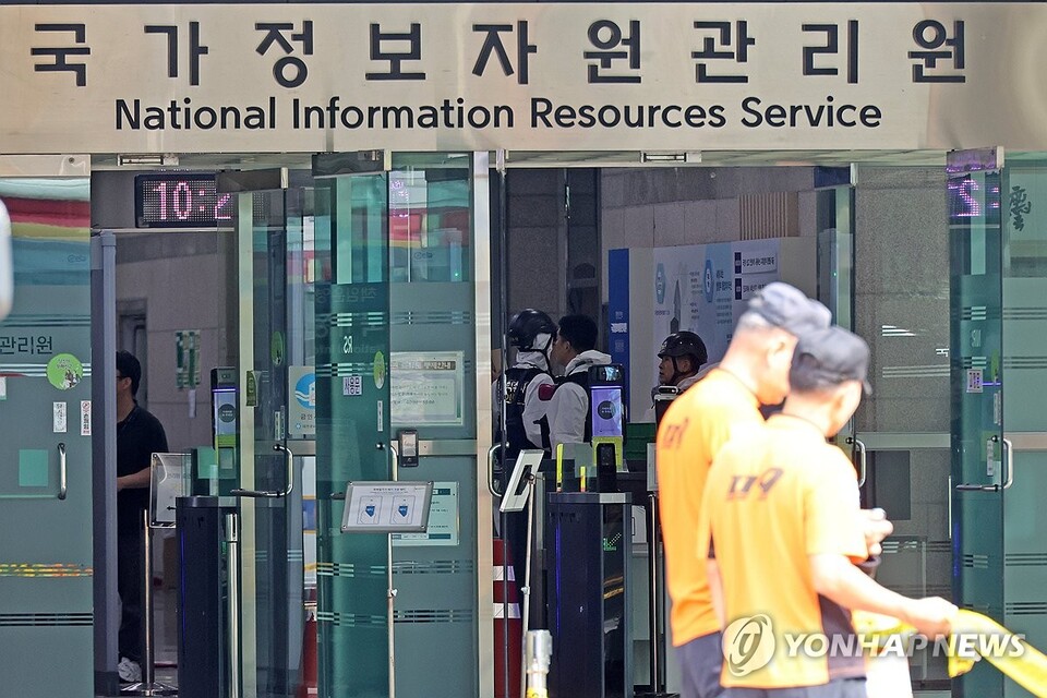 29일 오전 대전 유성구 국가정보자원관리원(국정자원) 화재 현장에서 경찰과 소방 관계자 등의 화재 정밀 감식이 진행되고 있다. 앞서 지난 26일 정부 전산시스템이 있는 국정자원에서 리튬이온배터리 화재가 발생해 정부 전산 서비스가 대규모로 마비된 바 있다. (대전=연합뉴스)