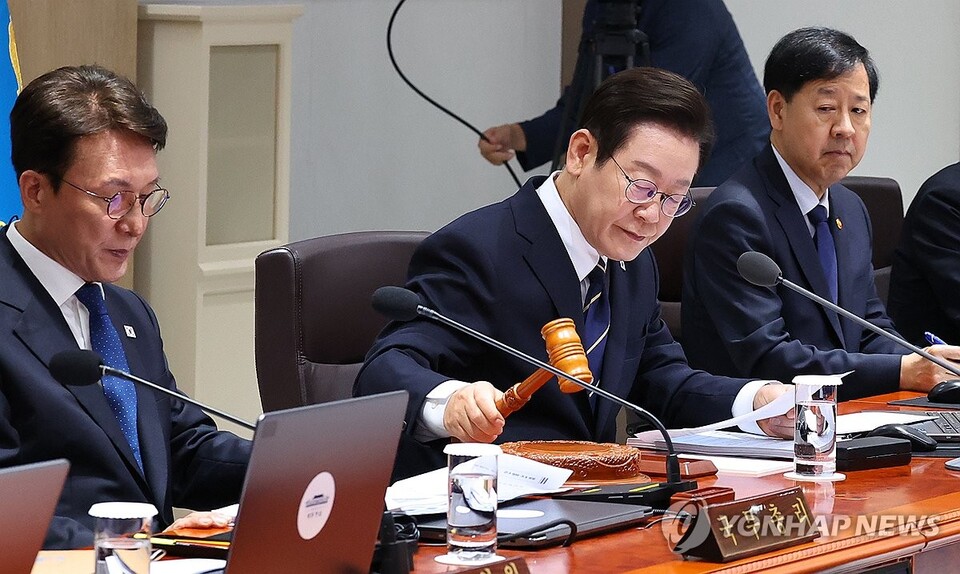 이재명 대통령이 30일 용산 대통령실에서 열린 제44회 국무회의 개회 선언을 하고 있다. (서울=연합뉴스)
