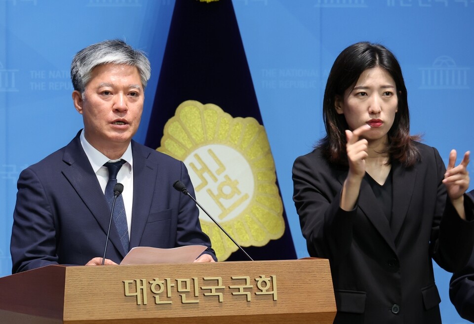30일 서울 여의도 국회 소통관에서 열린 지귀연 부장판사의 룸살롱 접대 의혹 사건 관련 기자회견에서 더불어민주당 정의찬 원내대표실 정무실장이 지귀연 판사 교체와 공수처 수사를 촉구하고 있다 (사진=연합뉴스)