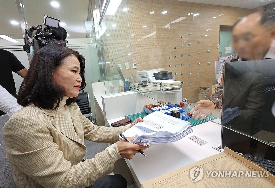 이진숙 전 방송통신위원장이 1일 서울 종로구 헌법재판소 민원실에서 방송미디어통신위원회 설치법에 대한 헌법소원심판 청구서를 접수하고 있다. (사진=연합뉴스)