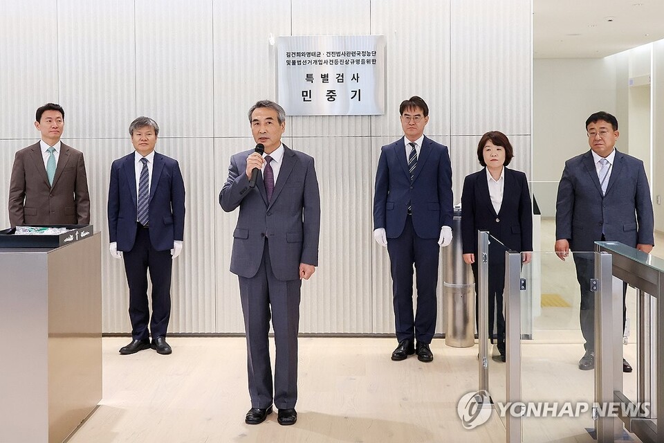 김건희 씨와 관련한 각종 의혹 사건을 수사하는 민중기 특별검사가 지난 7월 2일 2일 서울 종로구 KT광화문빌딩에 마련된 사무실 앞에서 현판 제막을 한 뒤 발언하고 있다.(사진=연합뉴스)