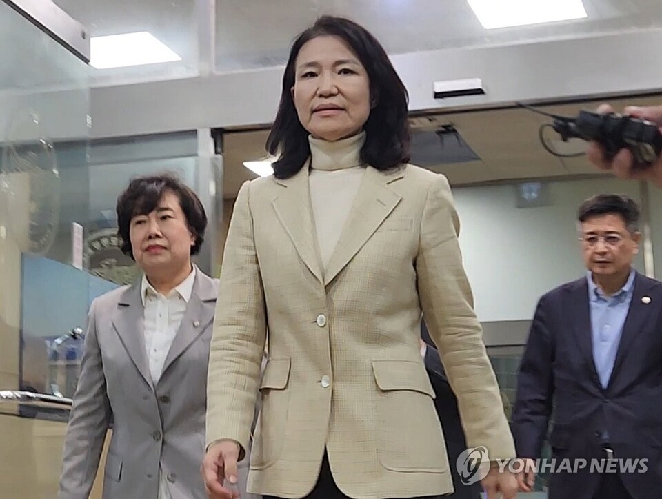 석방된 이진숙 전 방송통신위원장이 4일 오후 서울 영등포경찰서를 나서고 있다. (사진=연합뉴스)